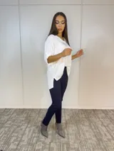 Blusa blanca de viscosa con escote en V y mangas 3/4 con botón.