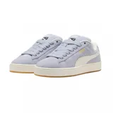 Championes Puma Suede XL color lila con detalles en blanco y suela color caramelo.