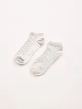Pack de dos pares de medias cortas, uno gris con estampado de estrellas rosas y otro rosa liso.