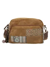 Cartera bandolera color marrón con diseño patchwork en tonos camel, correa ajustable y removible, cierre cremallera, bolsillo frontal con cierre cremallera, bolsillo trasero con cierre, bolsillo interior con cierre y llavero.
