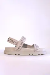 Sandalias negras con plataforma y apliques de strass.