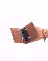 Tarjetero doble de cuero color marrón con costuras blancas. Tiene múltiples ranuras para tarjetas y forro interior.