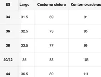 Minifalda de jean color crudo con bordados de estilo paisley en hilo negro.