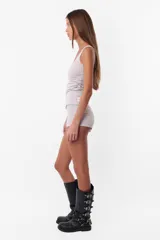 Musculosa gris de algodón con lycra, corte ajustado y escote cuadrado.