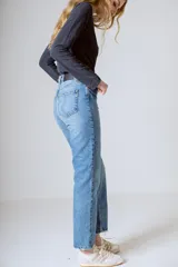Pantalón de jean negro de tiro alto y corte recto.