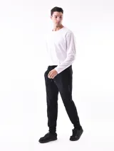 Pantalón de jogging color verde oliva con cintura elástica ajustable con cordón, bolsillos laterales y rodilleras reforzadas.