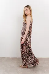 Vestido largo con estampado animal print en tonos tierra y negro, breteles finos y corte amplio.