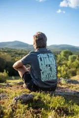 Remerón gris con estampado en la espalda con el texto "Save the wild, save the nature".