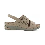 Sandalia color beige con dos tiras con calados y hebilla lateral.