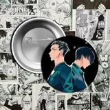 Pin metálico circular con ilustración de los personajes del manga Yakuza Fiancé. Posee un diámetro de 3,7 cm y cierre de seguridad tipo alfiler en la parte trasera.