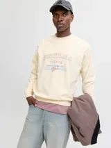 Buzo de manga larga color blanco antiguo (off-white) con cuello redondo y fit holgado. Presenta un estampado frontal con texto que incluye "ORIGINALS STUDIO", "URBAN AESTHETICS" y el número "90" en tonos rosados y dorados.