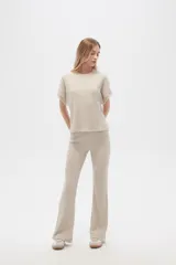 Pantalón gris de poliéster y lurex, holgado y de tiro alto, con textura acanalada.