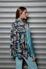 Camisa holgada estampada con motivos paisley en tonos marrón, beige y azul. Tiene cuello solapa, mangas largas y cierre frontal con botones.