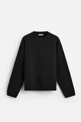 Sweater negro de punto con cuello redondo y mangas largas.