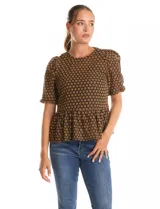 Blusa peplum marca Nanette, color negro con estampado de lunares dorados. Tiene escote a la base, mangas cortas con frunce y abertura con botón en la espalda. Incluye una musculosa interna a tono.