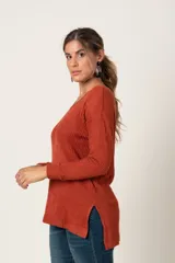 Remera de imitación corduroy en color marfil, con escote en V y tajos en los costados.