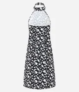 Vestido corto sin mangas confeccionado en crepé con cuello halter y estampa abstracta en blanco y negro.