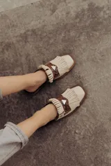 Zueco de cuero color crudo con detalle de flecos y pieza central en cuero snake.