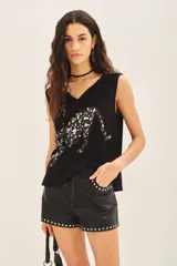 Musculosa negra de algodón con escote en V y estampado de leopardo con lentejuelas plateadas.