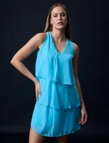 Vestido corto de gasa color celeste, con escote en V, sin mangas y forro interno a tono.