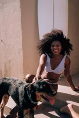 Conjunto de bikini celeste con textura tejida.