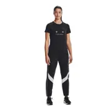 Remera deportiva Under Armour color fucsia con logo blanco estampado en el frente.