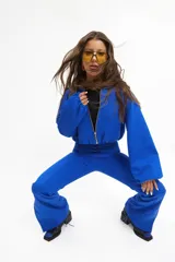 Pantalón acampanado azul Francia de gabardina 100% algodón, con abertura en la parte inferior.