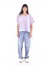Blusa color verde oliva con escote en V y mangas cortas.