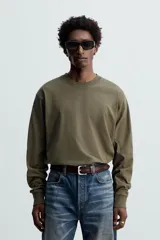 Camiseta verde militar de manga larga con cuello redondo y corte relaxed fit.