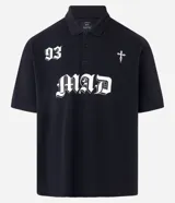 Remera boxy de mangas cortas, confeccionada en algodón, color negro, con cuello polo y lettering "93 MAD" y una cruz estampada en la parte delantera.