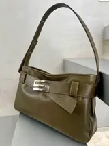 Cartera de cuero rojo con aplique metálico plateado con forma de S.