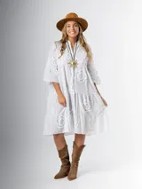 Vestido italiano 100% algodón, corte midi y calce amplio. Tiene cuello mao y apliques de flores con textura.