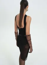 Body negro de tejido de punto fino con cuello halter y espalda descubierta.