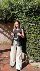 Pantalón jean ancho de tiro medio alto, color marrón.