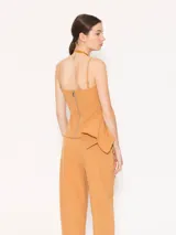 Top strapless color azul marino confeccionado en poplin 4way con frunce en el delantero. Tiene breteles regulables y faldón que termina en forma de quilla. El acceso es mediante cierre invisible en la espalda.