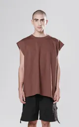 Remera marrón sin mangas con cuello redondo y corte holgado.