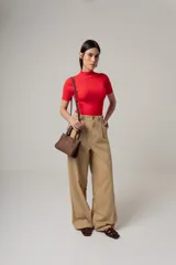 Camiseta roja de tejido de punto acanalado, con cuello alto y mangas cortas.