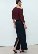 Jersey de punto fino color borgoña, con cuello barco, manga acampanada y diseño oversize.
