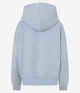 Buzo femenino color blanco crema, confeccionado en algodón y poliéster, con capucha estructurada, bolsillo canguro delantero y puños acanalados.