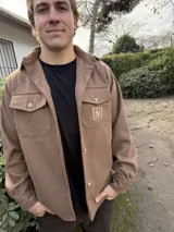 Camisa azul marino de lana, de corte clásico y atemporal, con cuello de piel sintética azul.