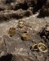 Anillo ancho de bronce con textura irregular.