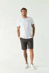 Remera color caramelo de manga corta con cuello redondo y estampado en el frente con la leyenda "Golden City Brookshield".