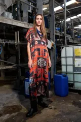 Túnica larga estampada con escote en V y tajos laterales.