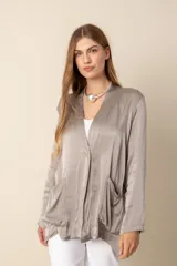 Kimono gris oscuro de manga larga con bolsillos laterales.