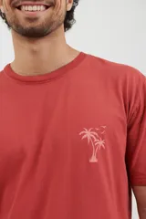 Remera verde de algodón, de corte recto y manga corta.