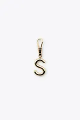 Dije dorado en forma de la letra A, con mosquetón para colgar en carteras o pulseras.