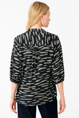 Blusa con estampado abstracto en tonos beige y negro, escote en V y mangas 3/4.
