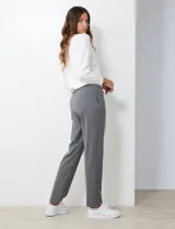 Pantalón jogger blanco de algodón con pretina elastizada.
