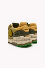 Championes Satorisan modelo Chacrona Linen 2, color caqui con detalles en verde militar y suela con salpicaduras de pintura. Presentan un parche circular texturizado en el lateral.