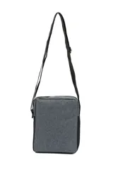 Bandolera negra rectangular de poliéster con correa ajustable y cierre superior. Tiene un bolsillo frontal con cierre y tiradores de cierre rojos.